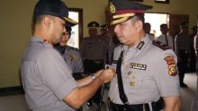 Kapolres Kuansing AKBP Muhammad Mustofa memasang Lencana Kepada Waka Polres baru, Razif, SH/zar  