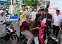 Wakil Bupati Inhil Bagikan Takjil Gratis ke Masyarakat /rgo