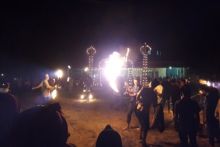 Beberapa warga sedang beratraksi api di Halaman Mesjid Jami' At Taqwa Blok A Mukti Jaya, Rohil (foto/riki)