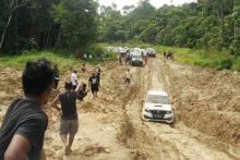 Ruas Jalan Trans Papua Barat Manokwari-Bintuni, di Kabupaten Manokwari Selatan, yang rusak parah saat hujan turun. Foto: int 