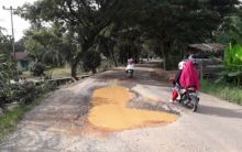 Warga Rokan Hilir keluhkan jalan berlubang menuju Kota Bagan Siapi-api (foto/riki)