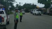 Petugas Satlantas Polres Kampar tengah mengatur lalu lintas Pekanbaru-Bangkinang.