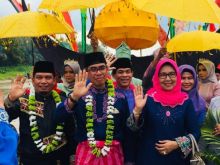 Bupati dan sekda dan beserta istri naik Perahu Baghanduang/zar