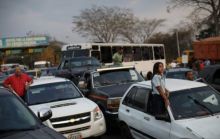 Warga Venezuela harus rela berlama-lama ngantri BBM. Foto: int 