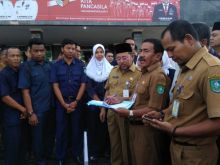 Sekda Bengkalis bersama Kepal BKPP Bengkalis mengecek absensi pegawai/hari