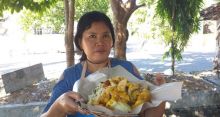 Marmila memperlihatkan satu porsi rujak cingur yang dijualnya. Foto: int