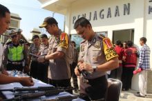 Kapolres Pelalawan AKBP Kaswandi Orwan meminpin pengecekan senjata api/ardi