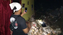 Warga mengabadikan longsor yang menimpa salah satu rumah di Kabupaten Padang Pariaman, Sumbar. Foto: int 