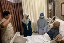 Prabowo Subianto memberikan hormat saat menjenguk mantan KSAD Jenderal TNI (Purn) George Toisutta di RSPAD Gatot Soebroto. Foto: int 