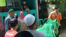 Salah satu korban tewas dalam rusuh 22 Mei 2019 saat akan dimakamkan. Foto: int 