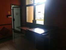 Pintu masuk DPRD Riau dipasang garis polisi karena dirusak oleh oknum mahai dalam aksi demo beberapa waktu lalu