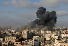 Asap hitam membumbung tinggi di kawasan Gaza, setelah daerah itu dibombardir Israel. Foto: int 