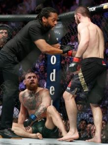 Laga saat Khabib menundukkan McGregor dalam UFC 220. Foto: int