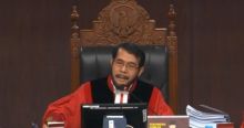 Ketua Mahkamah Konstitusi Anwar Usman saat membuka sidang perdana MK