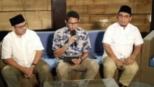 Sandiaga Uno (tengah) saat memberikan keterangan pers. Foto: int