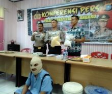 Tersangka YH tak berkutik saat diringkus petugas kepolisian, karena kedapatan memiliki narkotika