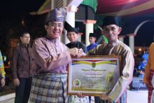 Bupati Inhil HM Wardan menyerahkan sejumlah penghargaan dan Lencana Gemilang Awrad 2019/ADV