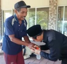 Ustaz Yusuf Mansur salami tukang becak (foto/int)