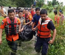 Jasad korban saat dievakuasi Tim Sar