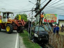 Kondisi mobil dinas yang menabrak pagar rumah warga saat dilakukan evakuasi/hari
