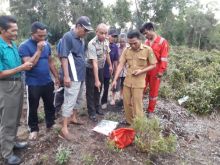 Sejumlah warga bersama aparat tengah memeriksa sebuah koper yang diduga berisi narkotika jenis sabu.