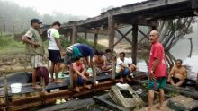 Masyarakt bergotong royong melakukan perbaikan jembatan yang menghubungkan dua desa/ardi