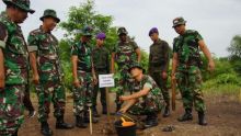 TEMBILAHAN - Karya Bhakti dalam rangka memperingati HUT Kodam I.BB ke-69 personel Kodim 0314 Inhil melaksanakan penanaman pohon ekonomi di lokasi asrama Makodim di Jalan Ahmad Yani, Tembilahan, Rabu 19 Juni 2019.   Dandim 0314/Inhil Letkol Inf Andrian Siregar.S.I.P diwakili Kasdim 0314/Inhil, Mayor 