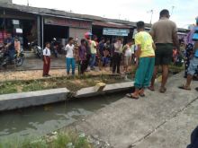 Turap patah di jembatan dekat Jalan Suka Karya, Pekanbaru jadi tontonan warga (foto/riki)
