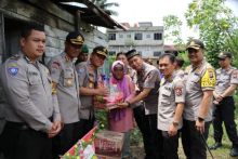 Kakor Binmas Polri dan Rombongan saat gelar Door To Door System kerumah warga kurang mampu yang tengah sakit.