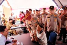 Kabaharkam Mabes Polri Komjen Pol Condro Kirono beserta Kapolres Dumai AKBP Restika Nainggolan tengah berbincang dengan salah seorang warga yang sedang melakukan cek kesehatan.