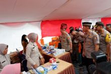 Kabarhakam Mabes Polri Komjen Pol Condro Kirono saat melihat pasien yang tengah dites kesehatan.