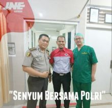 JNE Pekanbaru memberikan bingkisan kepada anak-anak yang ikut operasi bibir sumbing di RS Bhayangkara Pekanbaru (foto/int)