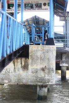 Salah satu tiang penahan dermaga retak. Untuk menjamn keselamatan, KSOP meminta agar  ponton baru tidak digunakan sementara hingga diperbaiki/mad