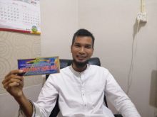 Kabid PBB dan BPHTP, Eri Yoserizal SE menunjukkan stiker PBB-P2 yang akan dibagikan kepada WP yang sudah melunasi tunggakannya/mad