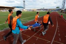 Penyerang PSPS Riau Sandi Septian dilarikan ke Rumah Sakit setelah berbenturan keras dengan pemain PSMS Medan.