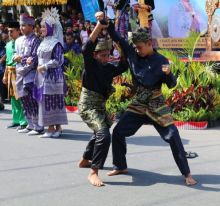 Penampilan silat sunting dua belas yang dibawakan peserta pawai budaya asal Negeri Istana, memukau tuan rumah dan pengunjung /lin