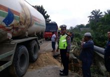 Jalan amblas di Tapung yang sudah ditimbun dengan tanah. Foto: int 
