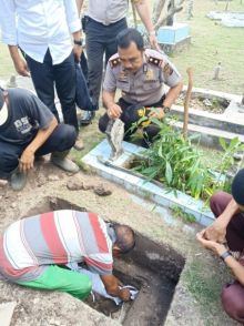 Pemakaman bayi perempuan yang dibuang orangtuanya beberapa hari lalu/lin