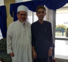 Wasekjen MUI, Ustaz Tengku Zulkarnain berjumpa Ustaz Abdul Somad (UAS) di Airport Hussein Sastranegara, Bandung (foto/int)