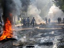 Asap hitam mengepul dari ban bekas yang dibakar, saat rusuh Mei lalu di Jakarta. Foto: int 