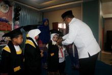 Perwakilan Pemkab Meranti memberikan hadiah kepada santri TK Permata yang berhasil Berpuasa penuh saat Ramadhan 1440 Hijriyah lalu/mad