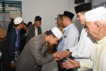 Pengurus MUI Bengkalis menyalami santri yang akan melanjutkan pendidikan/hari