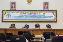 Wakil Bupati Inhil, H Syamsuddin Uti menyampaikan tanggapan atau jawaban Bupati Indragiri Hilir /adv
