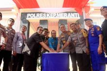 Kapolda, Irjend Pol Widodo Eko Trihastopo bersama Bupati, Drs H Irwan MSi, Ketua DPRD Fauzi Hasan SE saat peresmian Mapolres Kepulauan Meranti yang baru/mad