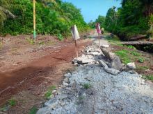 Warga sanagt mengharapkan perhatian pemerintah untuk perbaikan jalan/hari