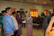 Penyerahan santunan kepada keluarga petugas pemilu yang wafat 