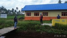 Bagian Adpem Setdakab Meranti melakukan monitoring terhadap pembangunan SMPN 3 Rangsang Barat belum lama ini/mad