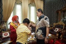 Bupati Inhil, HM Wardan berjumpa dengan seorang murid Sekolah Dasar asal Kabupaten Inhil/dv