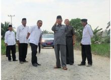 Bupati HM Wardan meninjau pekerjaan pembangunan jalan/DV