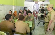 Wakil Gubernur Riau, Edy Natar Nasution saat mendapati ASN Pemprov Riau ngopi di jam kerja